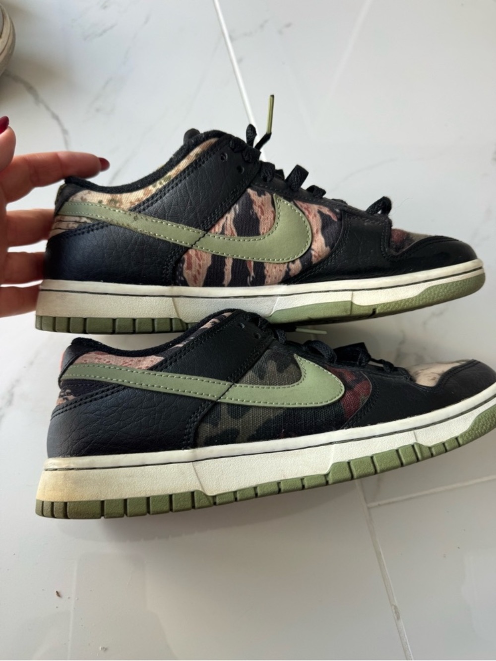 Nike Kids Low-Top Sneakers in Black, Olive & Pink Camo